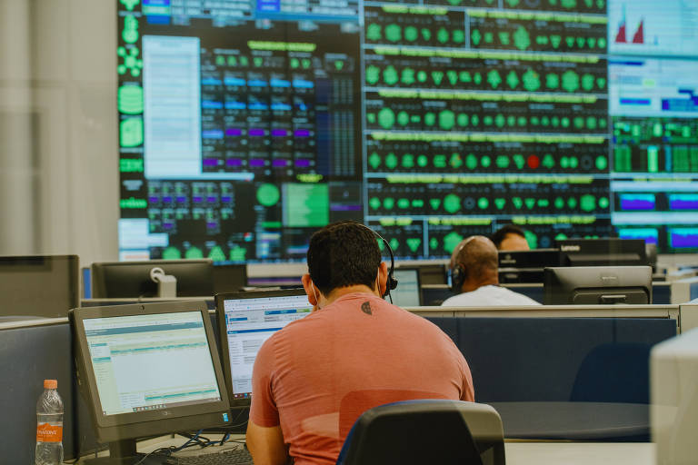 Funcionários trabalhando no Prodesp, centro de processamento de dados do estado de São Paulo, responsável pela digitalização do Poupatempo