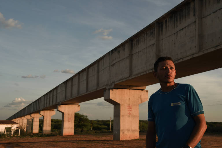 Em frente a aqueduto de projeto de irrigação em Petrolina (PE), o agricultor Pedro Ronilton Alencar de Sousa, 42, lamenta a estocagem de equipamentos em depósitos da Codevasf