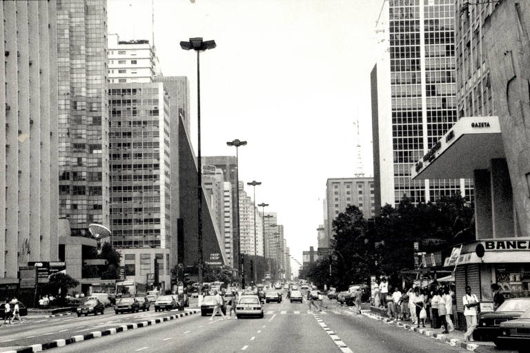 Paulistanos, artistas de rua e turistas invadem av. Paulista após