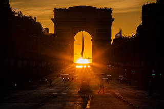FRANCE-PARIS-ARC DE TRIOMPHE-SUNSET