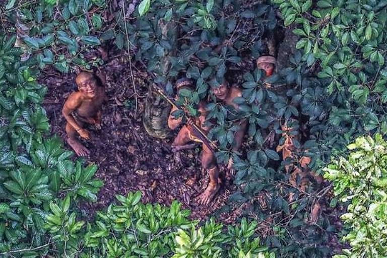 Imagem aérea mostra indígenas no meio de uma floresta