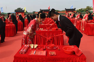 CHINA-GUANGXI-NANNING-GROUP WEDDING (CN)