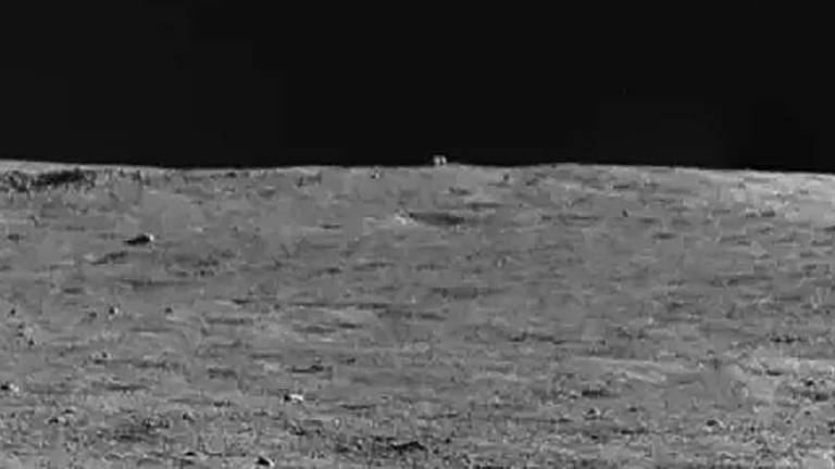 Imagem fornecida pelo site de ciência do governo chinês Nosso Espaço, com o misterioso cubo a cerca de 80 metros da sonda Yutu-2, no lado escuro da lua