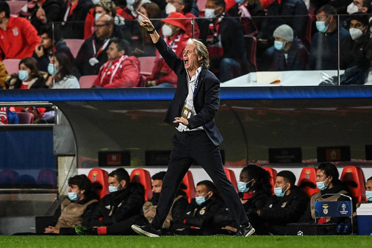 Jorge Jesus gesticula durante a vitória do Benfica sobre o Dínamo, em Lisboa