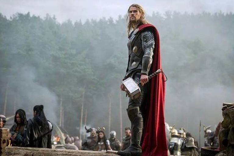 Cena do filme Thor: Amor e Trovão com Chris Hemsworth