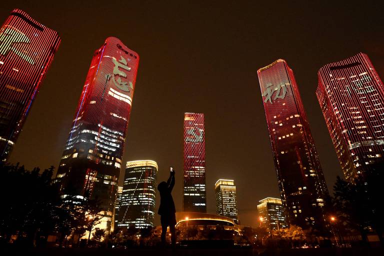 Prédios em Pequim exibem show de projeções na véspera das celebrações dos 100 anos do Partido Comunista Chinês