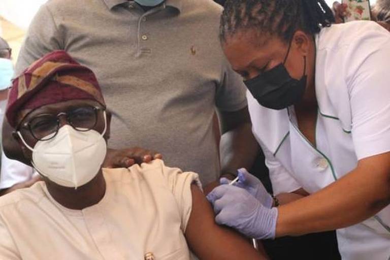 Profissional de saúde aplica vacina contra o coronavírus em posto de imunização na Nigéria