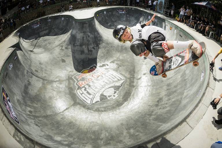 Skatista 'voa' durante uma manobra em bowl