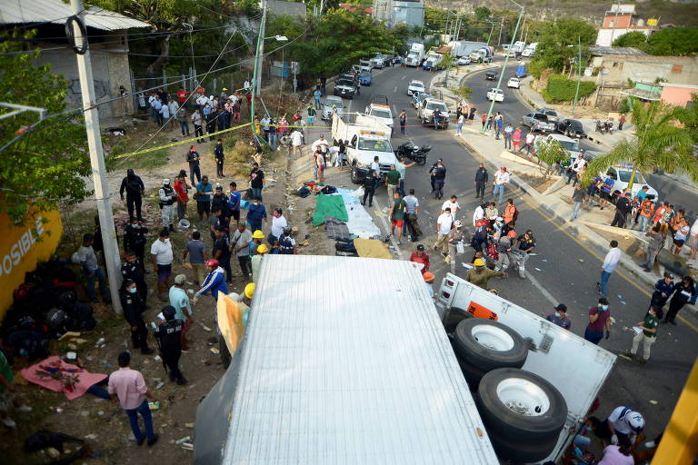 Caminhão tombado em estrada no México em acidente que deixou ao menos 49 migrantes mortos
