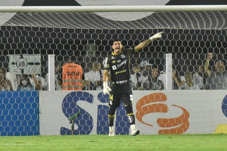 Goleiro João Paulo fica irritado com o time do Santos durante partida contra o Cuiabá
