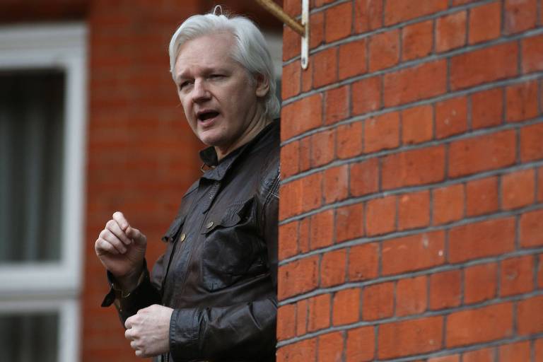O fundador do Wikileaks, Julian Assange, discursa na embaixada do Equador em Londres