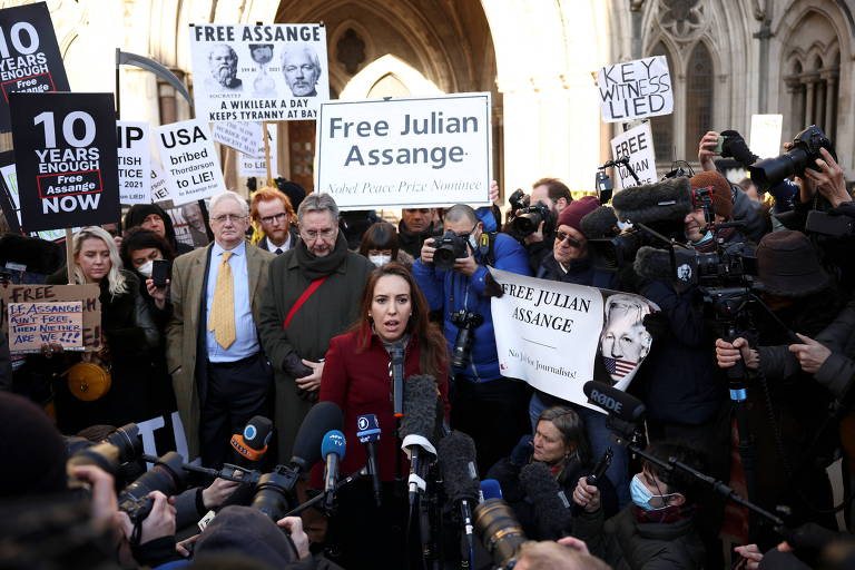 Stella Morris, noiva de Assange, com quem tem dois filhos, que são britânicos e moram em Londres, em frente ao tribunal que aceitou o recurso dos EUA