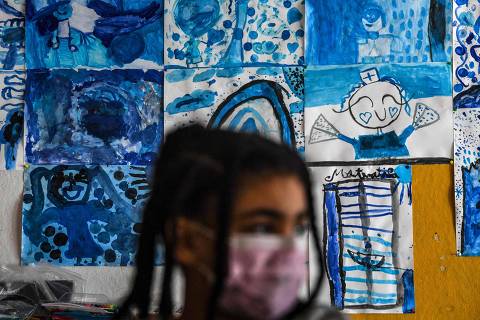 A student wearing a face mask attend a class at the Condes da Lousa school for the first time since the government imposed a second general lockdown, in Amadora, outskirts of Lisbon on March 15, 2021. - Portugal today began easing some of the lockdown restrictions in place since mid-January, reopening nurseries and primary schools, hair salons and bookshops, but insisted on the need to move cautiously in order to avoid a new spike in coronavirus infections. (Photo by PATRICIA DE MELO MOREIRA / AFP)