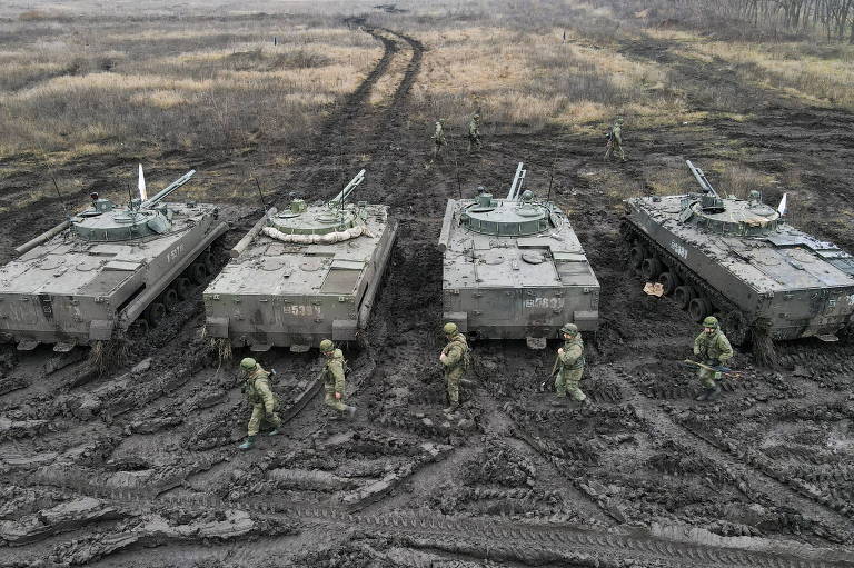 Soladados russos durante exercícios com blindados para tropas em Kadamovski, região próxima da Ucrânia