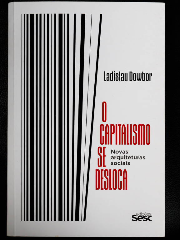 Livro de capa branca, com listas pretas, com a inscrição em vermelho O capitalismo se desloca