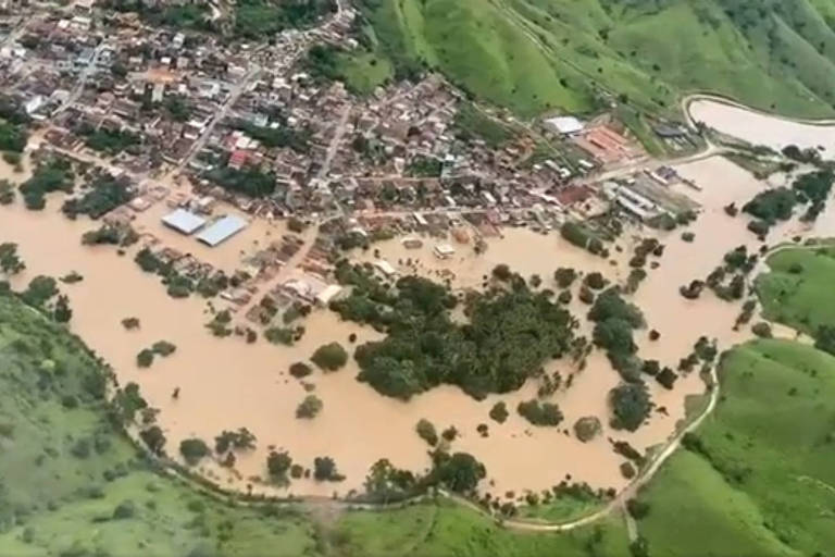 Imagens aéreas gravadas nesta quinta-feira (9) mostram o estado em que se encontra o município de Jucuruçu, no sul baiano, com um rio alagando toda a pequena cidade