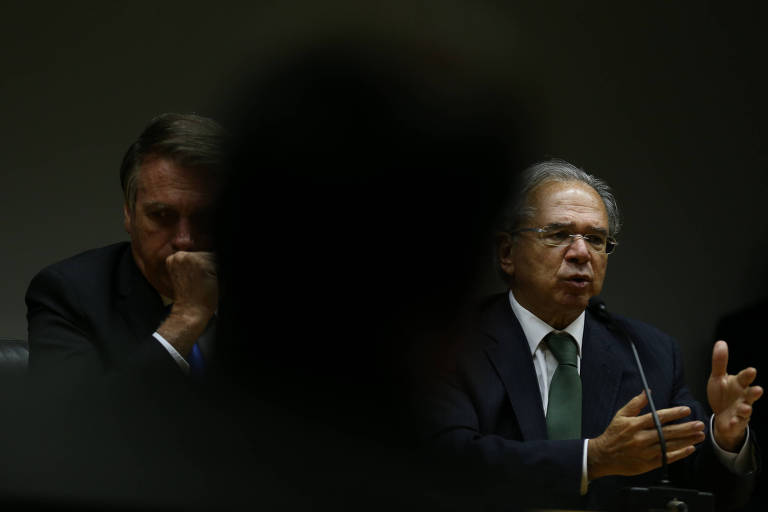 Presidente Jair Bolsonaro ao lado do ministro Paulo Guedes (Economia); governo lançou Auxílio Brasil de R$ 400 em ano eleitoral