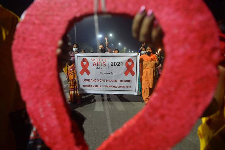 Voluntários desfilam em Siliguri, na Índia, para marcar o Dia Mundial de Combate à Aids, no dia 1º de dezembro