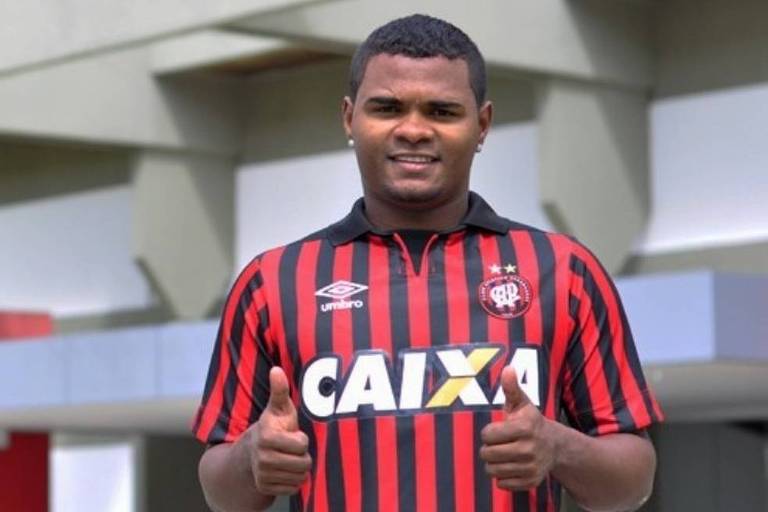 Em 2015, Nikão foi apresentado acima do peso em Curitiba - Bruno Baggio/Athletico/Divulgação