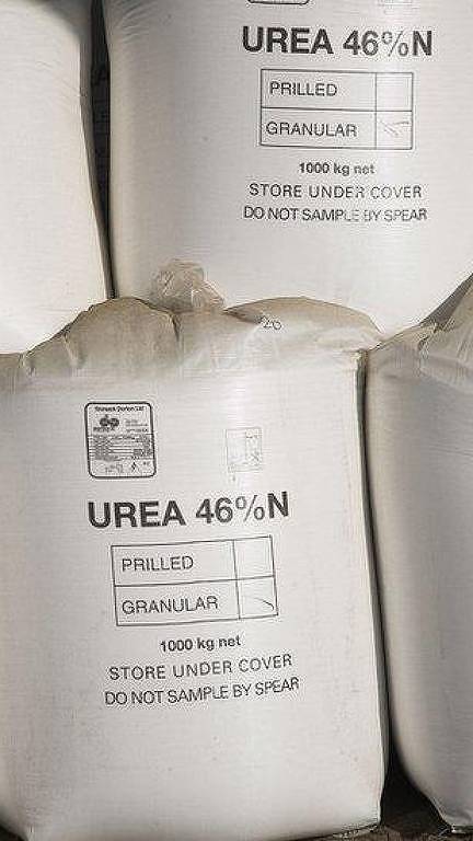 Saco branco onde lê-se "Urea", "Ureia" em inglês