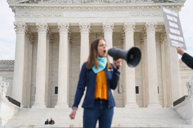 Ativista contrária ao direito ao aborto protesta em frente à Suprema Corte dos EUA, em Washington