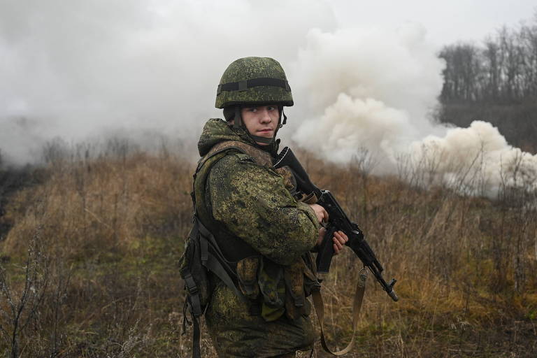Soldado russo participa de treinamento perto da fronteira da Ucrânia, em Kamadovski
