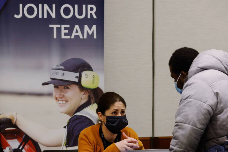 O mercado de trabalho americano está com muitas vagas disponíveis. Em outubro, foram criados mais 531 mil postos de trabalho. Isso dá alguma tranquilidade para que as pessoas considerem passar algum tempo fora do mercado, já que não será difícil voltar se for necessário