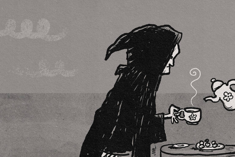 Uma pessoa vestindo capuz e roupa preta segura uma xícara em frente a uma mesa, enquanto isso um bule está sendo virado e a bebida solta fumaça de dentro da xícara. O fundo é todo cinza.