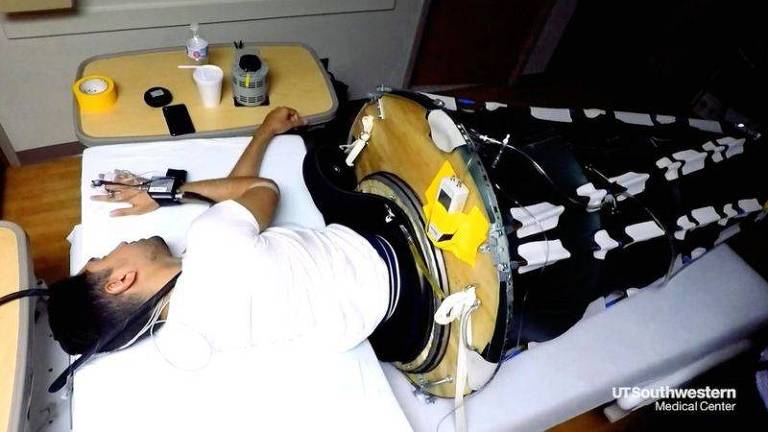 Imagem mostra homem em saco de dormir para astronautas