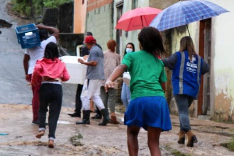 Imagem mostra pessoas desabrigadas após enchente no sul da Bahia