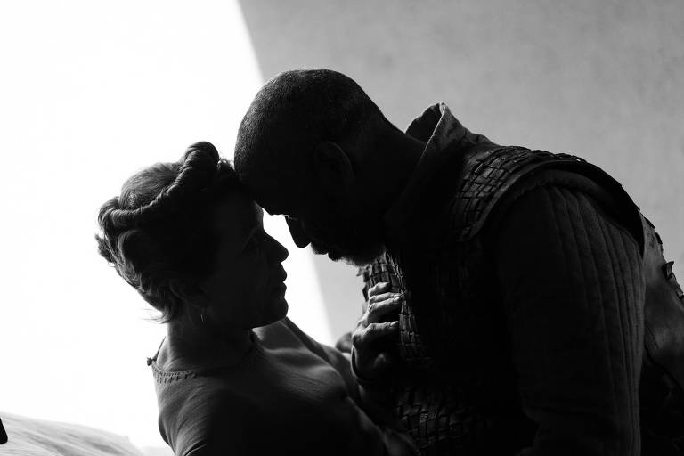 Um casal se abraçando em cena de Frances McDormand e Denzel Washington em "A Tragédia de Macbeth", de Joel Coen