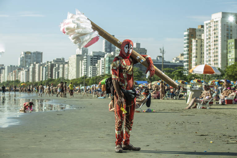 Preço de petiscos e bebidas assusta turistas na praia de Santos (SP)