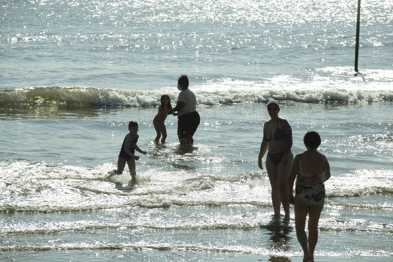 Dia de forte calor que levou milhares de paulistanos foram ao litoral