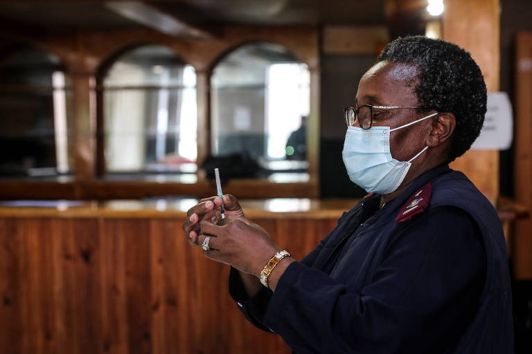 Profissional de saúde prepara dose da vacina da Pfizer na África do Sul