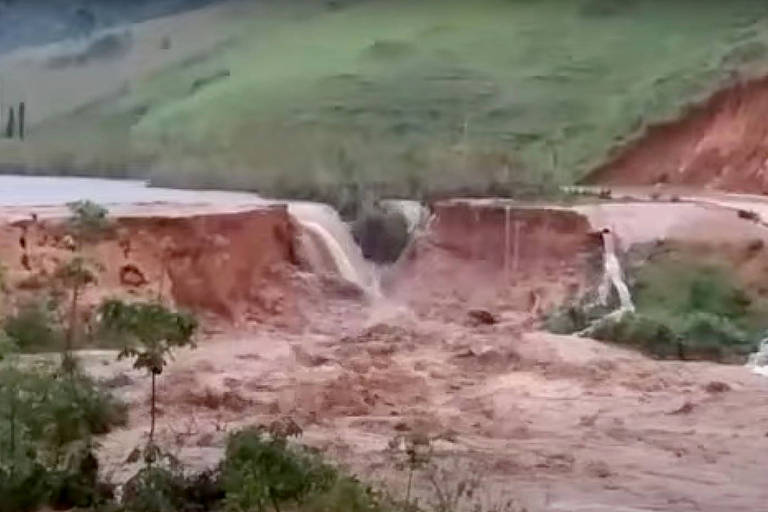 Barragens se rompem, inundam casas e deixam desabrigados na Bahia