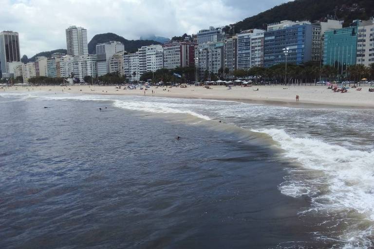 Mar com coloração escura assusta banhistas no Rio de Janeiro