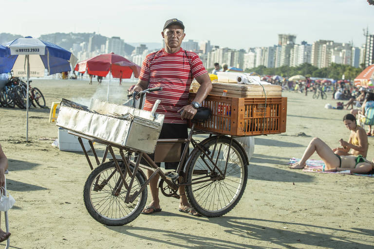 Retrato do vendedor de churrasco na praia; homem em pé de bicicleta 