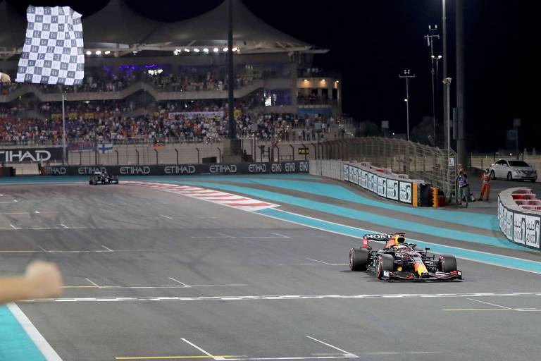 Max Verstappen cruza a linha de chegada em primeiro no GP de Abu Dhabi após ultrapassar Lewis Hamilton