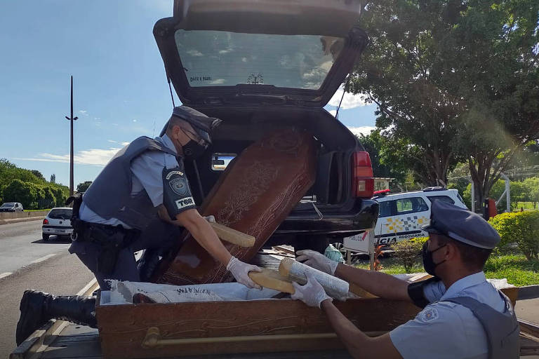 Policiais militares rodoviárias apreenderam neste domingo (12) 119 tabletes de maconha escondidos em um caixão, durante blitz na rodovia Raposo Tavares, em Assis (SP); o carro funerário estavam em cima de um guincho e o motorista foi detido