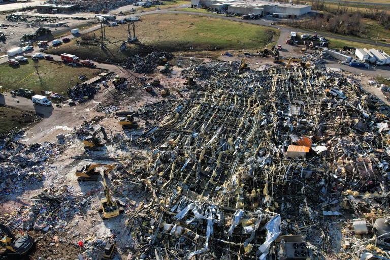 Imagem mostra os escombros da fábrica de velas atingida por tornados em Mayfield


