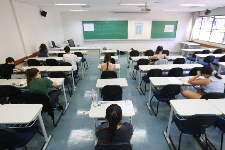 Sala de aula onde estudantes fazem a prova 