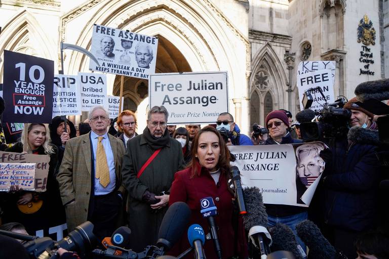 Stella Moris, companheira de Julian Assange, faz uma declaração fora do Royal Courts of Justice, em Londres  
