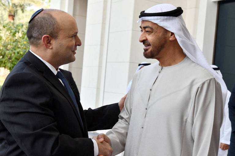 O premiê de Israel, Naftali Bennett, cumprimenta o príncipe herdeiro de Abu Dhabi, xeque Mohammed bin Zayed, durante encontro os Emirados Árabes Unidos