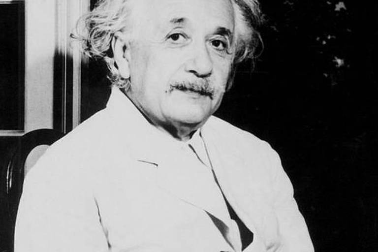 Imagem em primeiro plano mostra Albert Einstein posando para foto sério