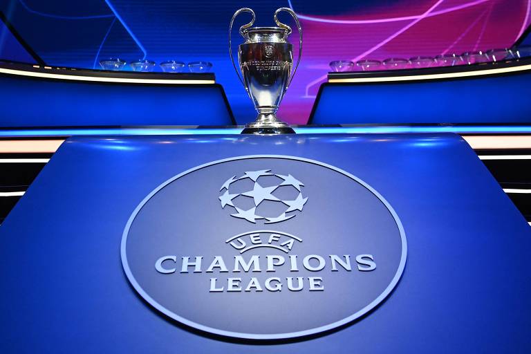 Troféu da Champions é exibido em fundo azul e rosa