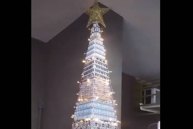 Árvore de Natal feita com frascos vazios de vacina contra a Covid viraliza  - 13/12/2021 - Você viu? - F5