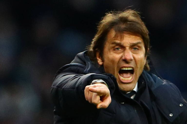 O treinador do Tottenham, Antonio Conte, gesticula durante partida da Premier League
