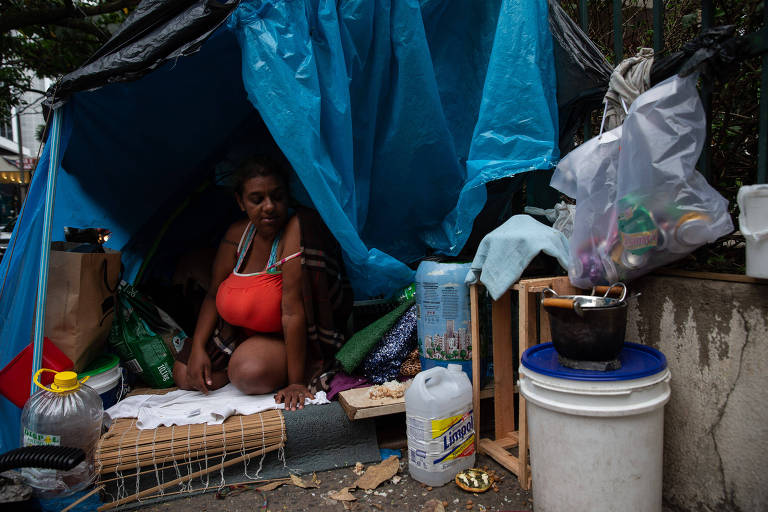 Regiane Cristina Albuquerque de Nascimento, 35, em situação de rua há 1 ano, mora numa barraca, na região da avenida Paulista