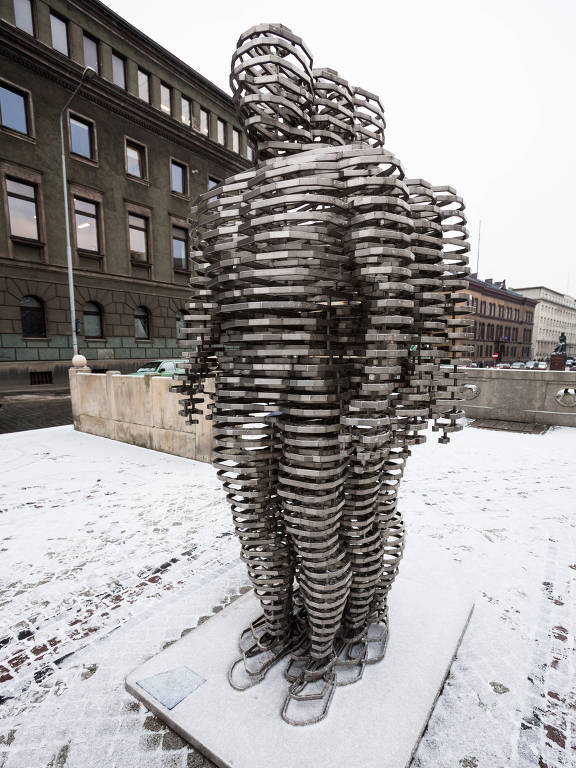 Monumento de homem com faixas de metal