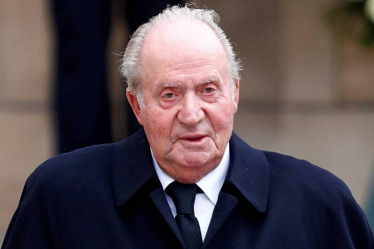 O rei emérito da Espanha, Juan Carlos, em funeral realizado em catedral em Luxemburgo